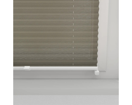 Plisségardin på fönstret