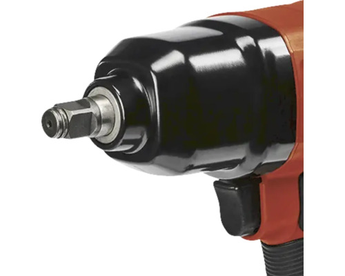 Närbild av en röd och svart mutterdragare.