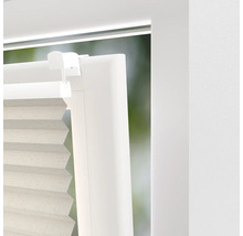 Detaljvy av en plisségardin på ett fönster