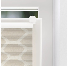 Detaljvy av en plisségardin i cellstruktur vid fönstret