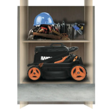 Förvaring av verktyg och gräsklippare på hyllan