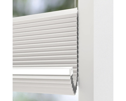 Närbild av en plisségardin på ett fönster