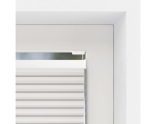 Detaljvy av en fönsterkarm med plisségardin