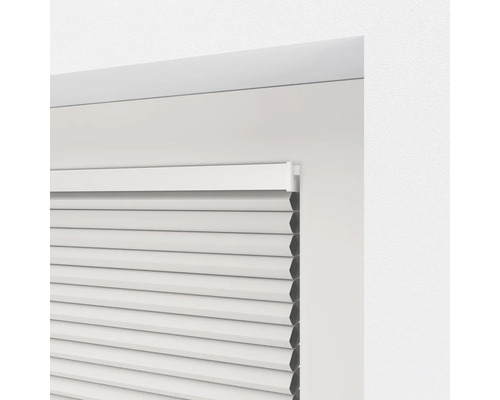 Detaljvy av en plisségardin på ett fönster