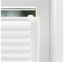 Närbild av en vit plisségardin på ett fönster