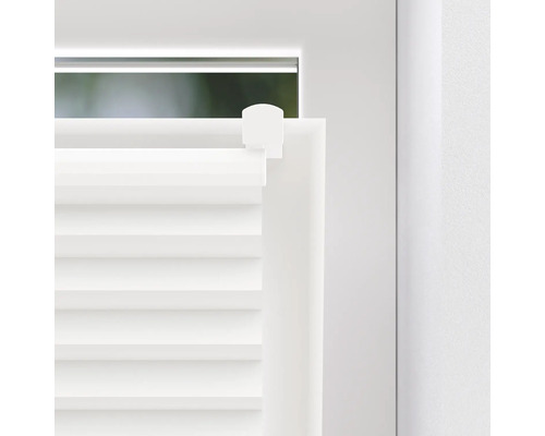 Närbild av en vit plisségardin på ett fönster