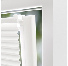 Närbild av en vit plisségardin för fönster