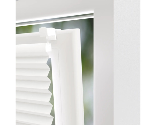 Närbild av en vit plisségardin för fönster