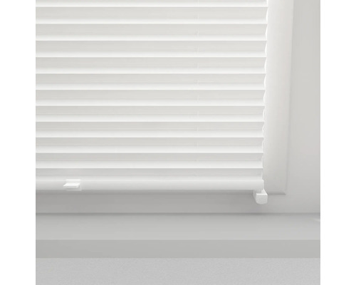 Plisségardin vid fönstret