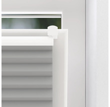 Detaljbild av en vit persienn på fönstret