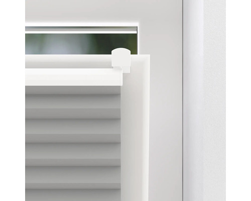 Detaljbild av en vit persienn på fönstret