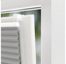 Detaljbild av en plisségardin på ett fönster