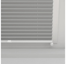 Närbild av en plisségardin på fönstret