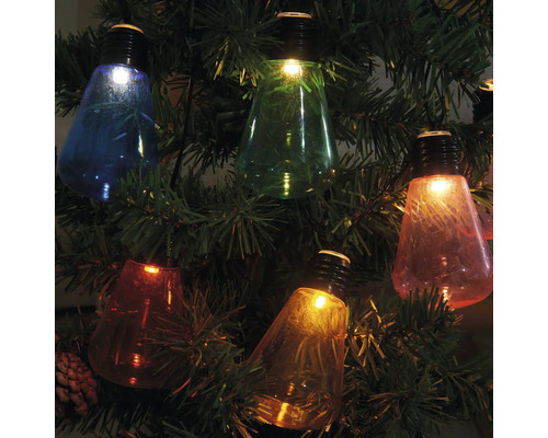 Dekorativ ljusslinga med färgade glödlampor i julgranen
