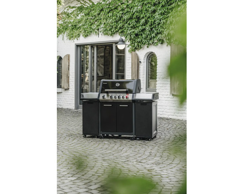 Grillvagn med dörrar och hjul för utomhusbruk.