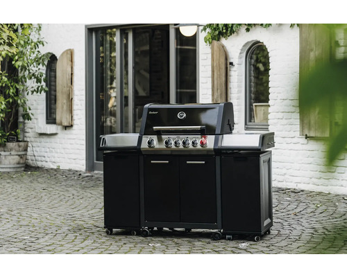 Svart gasolgrill med underskåp och hjul utomhus