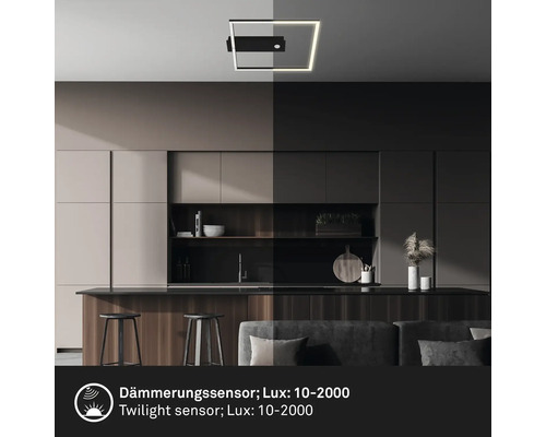 Fyrkantig LED-taklampa i modern köksmiljö med skymningssensor.