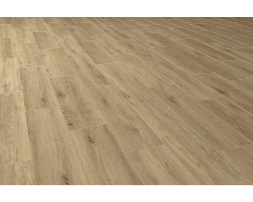 Lagt golv med träutseende.