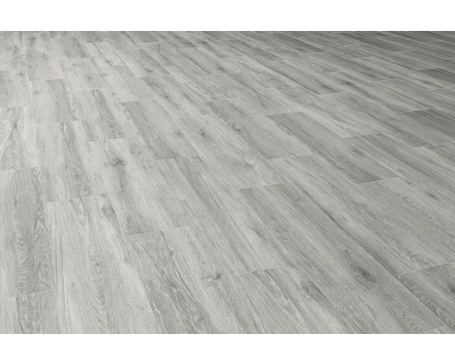 Ljust laminatgolv med träutseende lagt.