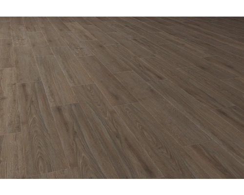 Lagt golv med träutseende.