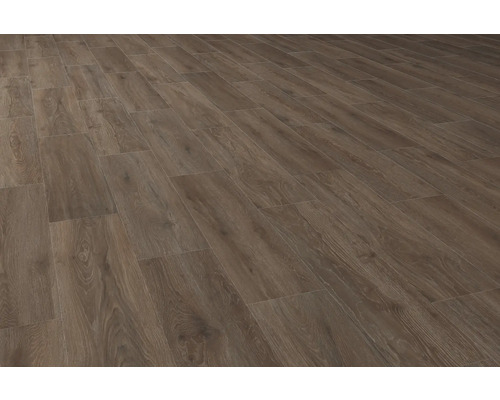 Installation av laminatgolv med träutseende.