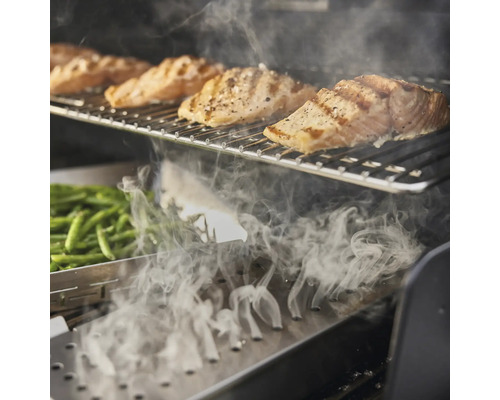 Tillagning av fisk och grönsaker på en grill.