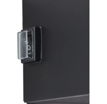 Detalj av en svart apparat med en strömbrytare