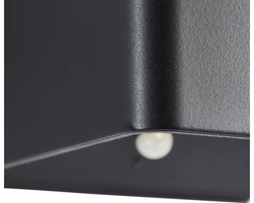 Detaljbild av en utomhuslampa med rörelsedetektor