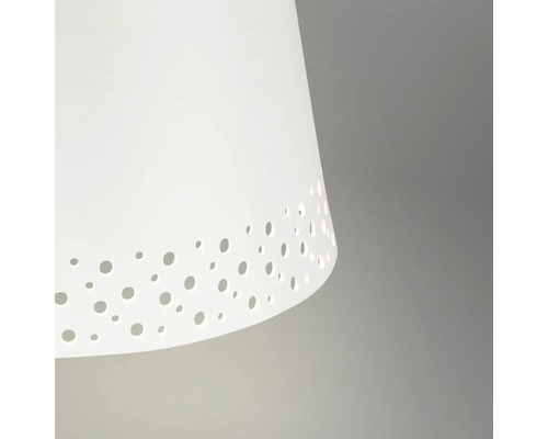 Detaljvy av en lampskärm med perforerat mönster.