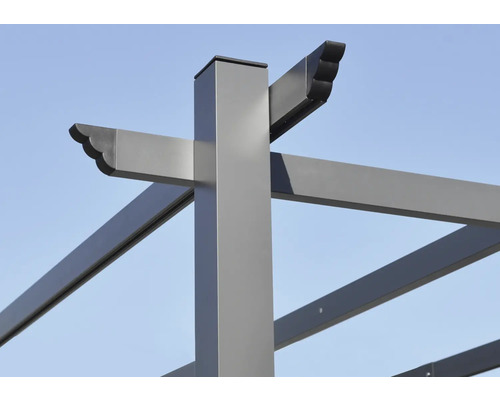 Detaljvy av en grå pergolakonstruktion.