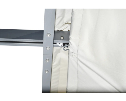 Detaljvy av en paviljong med metallram och tyggardin