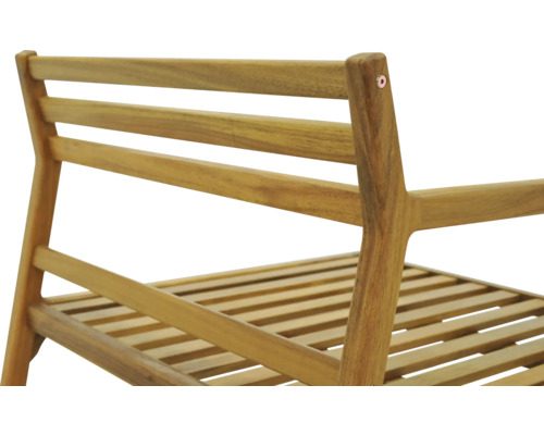 Detaljvy av en träfåtölj med ribbstruktur för utomhusbruk