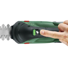Närbild av en häcksax med batteriindikator och kontroll