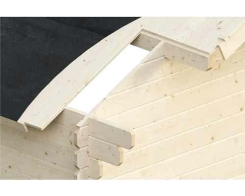 Detaljvy av ett trähus med takkonstruktion