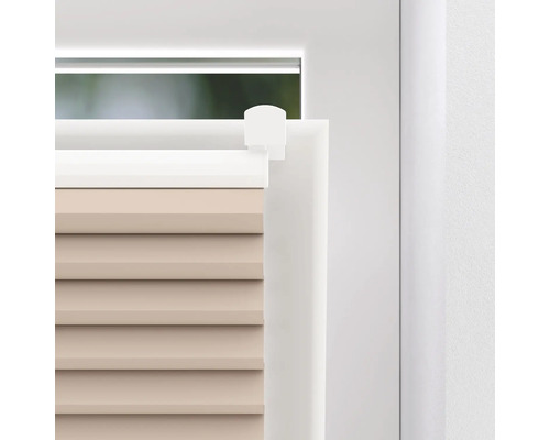 Detaljvy av en plisségardin på ett fönster