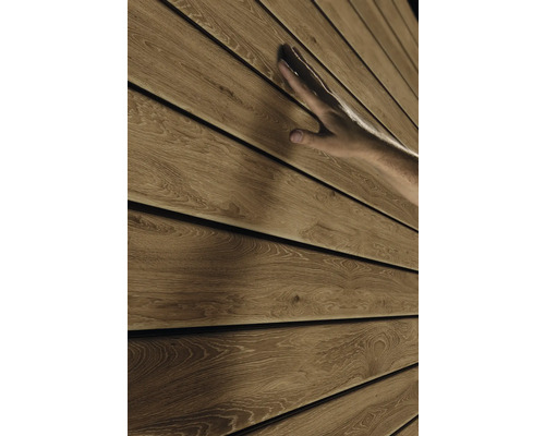 Träfasad med kännbar textur och hand