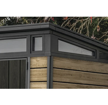 Detaljvy av ett trädgårdshus med fönster och träpanel.