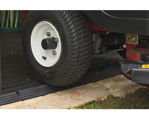 Närbild av ett åkgräsklippardäck på en tröskelprofil