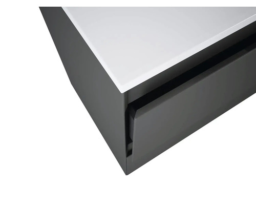 Detaljvy av ett badrumsskåp med låda och tvättställsbänk