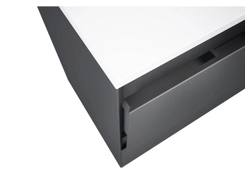 Detaljbild av ett badrumsskåp med låda