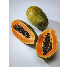 Hela och halva papayafrukter med kärnor