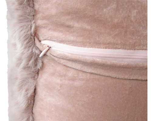 Detalj av en kudde med dragkedja