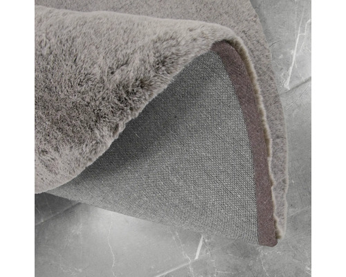 Detaljvy av en matta med lugg och vävd baksida