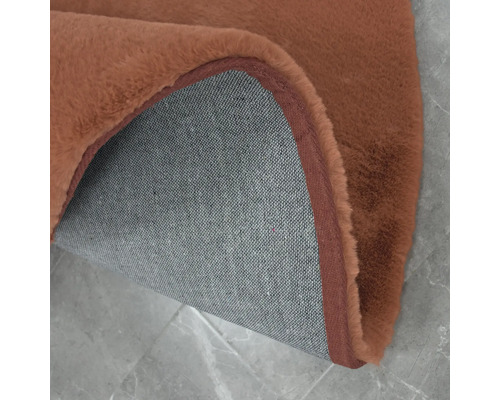 Detaljvy av en brun matta med tygbaksida