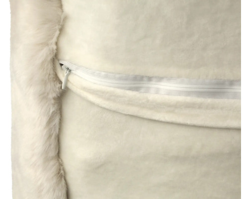 Detaljvy av en kudde med dragkedja och kant av fuskpäls