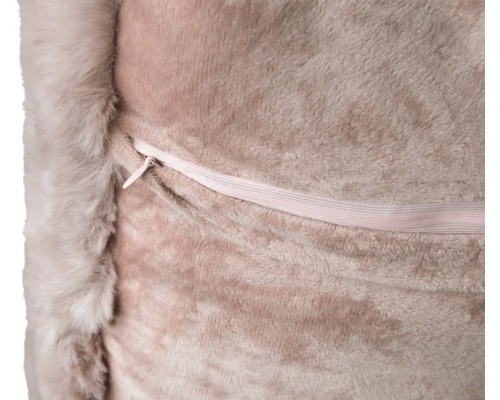 Närbild av en prydnadskudde med dragkedja och kant av fuskpäls