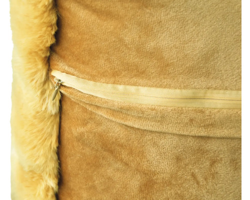 Detaljvy av en kudde med dragkedja och pälskant