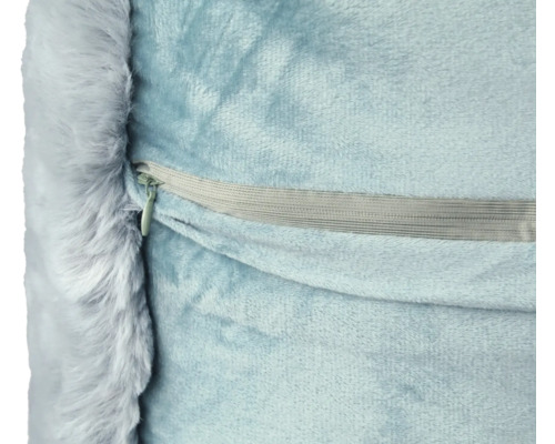Detaljvy av en blå hundsäng med dragkedja och kant av fuskpäls