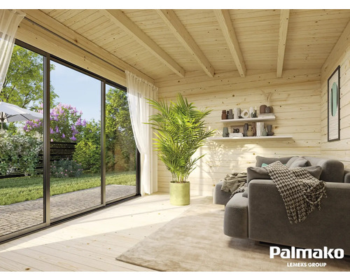 Ljus timmerstuga interiör med soffa och utsikt över trädgården