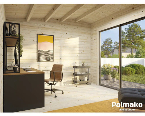 Ljust kontor med skrivbord, kontorsstol och stora fönster med utsikt över en trädgård